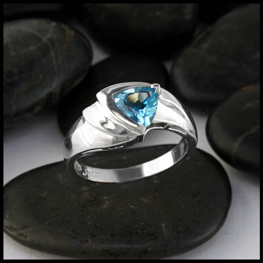 Greenwich Solitaire Nantucket Blue Topaz & Diamond Ring in 14k Gold (D